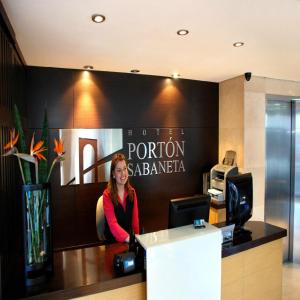 a woman sitting at a counter in a salon at Hotel Portón Sabaneta in Sabaneta