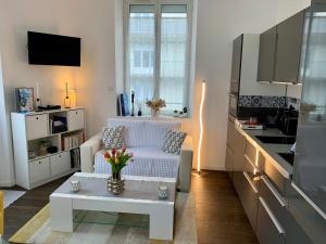 a living room with a white couch and a table at Le Servannais in Saint Malo