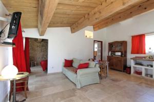 un soggiorno con un divano e un tavolo di Mas des Clauzals a Le Cros