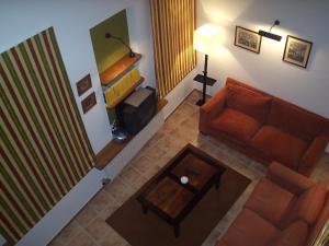 een woonkamer met een bank en een tafel bij La cueva in Elciego