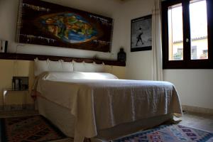 sypialnia z łóżkiem i obrazem na ścianie w obiekcie Dimora di Charme Cassaro 168 w mieście Marsala