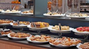 eine Bäckerei mit vielen verschiedenen Arten von Gebäck vorhanden in der Unterkunft Hotel Marconi in Sirmione