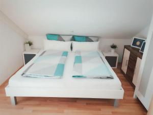 Un pat sau paturi într-o cameră la Ferienwohnung Sobichowski