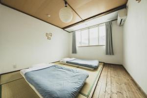 เตียงในห้องที่ Otaru Tap Room & Hostel