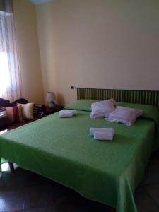 Postel nebo postele na pokoji v ubytování Casa Bon' Aria fronte mare sud Sardegna (P1899)