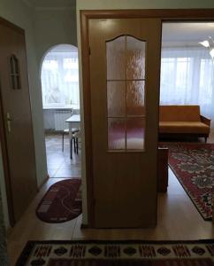 Затишна 1 кімнатна квартира Трускавець في تريسكوفيتس: باب مفتوح لغرفة بها غرفة معيشة