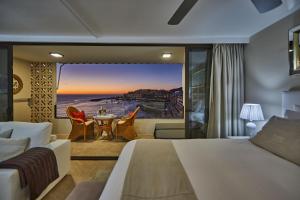 パタラバカにあるDoñana 1109のベッド付きのホテルルームで、海の景色を望めます。