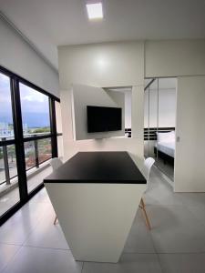 a dining room with a table and a tv at MaxLoft - Apto novo Smart Tv, lavanderia in Joinville