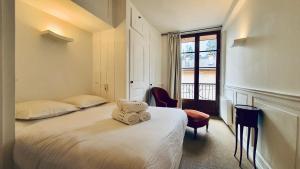 una camera con due letti e asciugamani sul letto di Le Rousseau ad Annecy