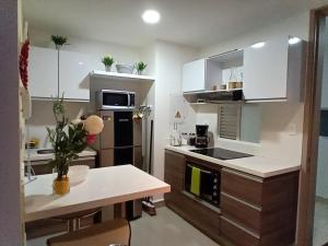 サンタ・マルタにあるHermoso apartamento, Pozos Colorados - Santa Martaのキッチン(白いキャビネット、白いカウンタートップ付)