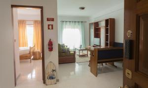 Elle offre une vue sur un salon avec une pièce à vivre. dans l'établissement White Beach House, à Praia da Areia Branca