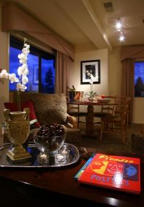 soggiorno con tavolo e libro di GetAways at the Lodge at Kingsbury Crossing a Stateline