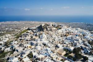 Una vista general de Pirgos o una vista desde la ciudad tomada desde el hotel