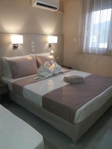 um quarto com uma cama grande e toalhas em 7 Islands em Alykes