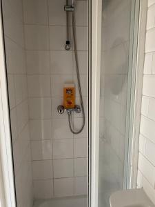 prysznic z dozownikiem żółtego mydła w łazience w obiekcie Studio plein coeur de Nice 24 24H 7 7J w Nicei