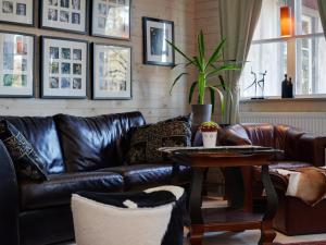 Ruang duduk di Kolmårdsgården B&B