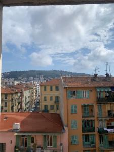 widok na miasto z budynkami w obiekcie Studio plein coeur de Nice 24 24H 7 7J w Nicei