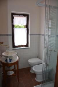 e bagno con servizi igienici, lavandino e doccia. di Bed And Breakfast Margherita a Gerano