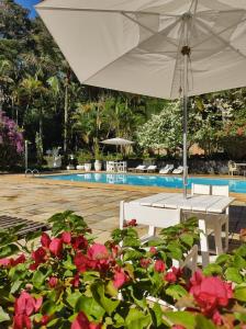 Bazén v ubytování Vila da Sol Itaipava casas e estúdios nebo v jeho okolí