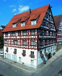 ein Fachwerkhaus mit rotem Dach in der Unterkunft Hotel Krone in Pfullendorf