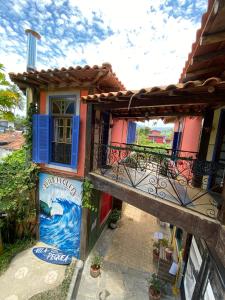 Vila Pequeá Pousada Ilhabela的阳台或露台