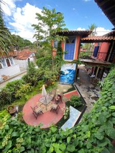 Vila Pequeá Pousada Ilhabela外面的花园