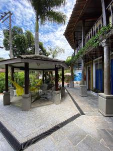 Vila Pequeá Pousada Ilhabela的阳台或露台