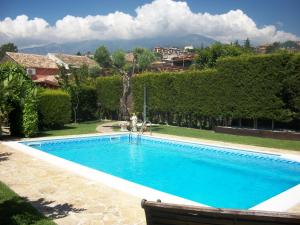 a swimming pool in the yard of a house at Etma in SantʼAlfio