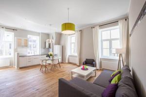 Et opholdsområde på Modern & Spacious 80m2 Apartment in Riga Old Town