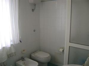 オートラントにあるAppartamento a Otranto con Vista Mareの白いバスルーム(トイレ、シンク付)