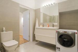 Et badeværelse på Modern & Spacious 80m2 Apartment in Riga Old Town + 14 billeder