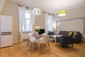 Et opholdsområde på Modern & Spacious 80m2 Apartment in Riga Old Town