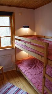 Poschodová posteľ alebo postele v izbe v ubytovaní Norrvange Stugor