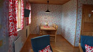 a dining room with a table and chairs at Norrvange Stugor in Kappelshamn