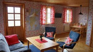 a living room with a table and chairs at Norrvange Stugor in Kappelshamn