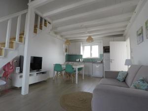 a living room with a couch and a table at Recantus Comporta in Comporta