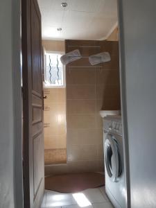 baño pequeño con lavadora y ventana en La Campagne, en La Ciotat