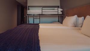 Rúm í herbergi á Quality Hotel The Weaver
