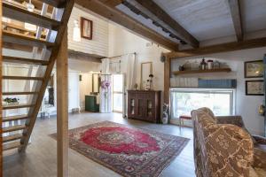 un soggiorno con scala e tappeto di Salento LapezzaAculuri a Guagnano