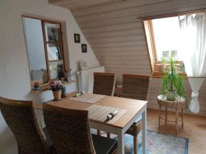 ein Esszimmer mit einem Holztisch und Stühlen in der Unterkunft Unser Obervolkacher Ferienhaus-einfach gemütlich! in Volkach