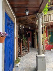 an entrance to a house with a blue door at Vila Pequeá Ilhabela in Ilhabela