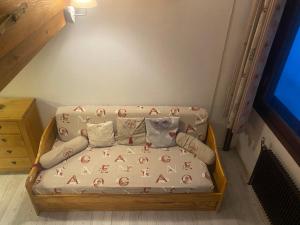 a couch with a bed in a room at Résidence Belle Hutte 2 in La Bresse