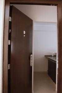eine offene Tür in einem Zimmer mit einer Küche in der Unterkunft Dorrego l in Junín