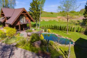 una casa con una pequeña piscina en el patio en Rustic private Cabin in woods w/ Sauna & Pool en Vilna