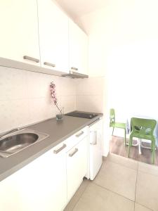 Kuchyň nebo kuchyňský kout v ubytování Apt White Idyll, 3 bedrooms, 3 bathrooms, terrace apt