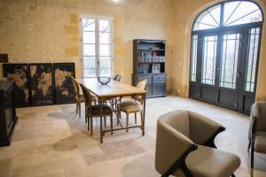 - une salle à manger avec une table et des chaises dans l'établissement Château Haut-Clarise, à Belvès-de-Castillon
