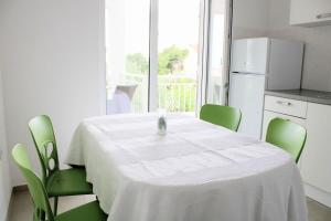 Kuchyň nebo kuchyňský kout v ubytování Apt White Idyll, 3 bedrooms, 3 bathrooms, terrace apt