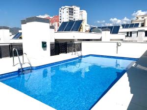 ein Pool auf dem Dach eines Gebäudes in der Unterkunft Homely Malaga Refino Loft D4 in Málaga
