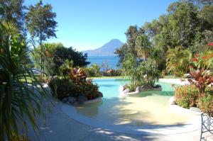 un complejo con piscina y vistas al agua en Hotel San Buenaventura de Atitlán, en Panajachel