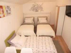 Łóżko lub łóżka w pokoju w obiekcie Cozy Studio Apartment Tian in Zagreb